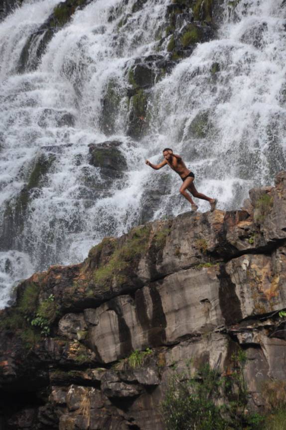 Saltando em poço do Rio do Couro, na Chapada dos Veadeiros, região de Alto Paraíso - GO